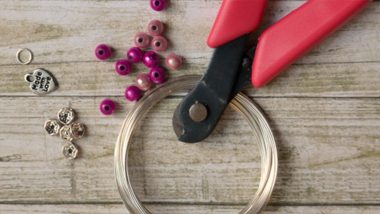 Artificial Jewellery Business: महिलाएं कम लागत में शुरू करें आर्टिफिशियल ज्वेलरी का बिजनेस, घर बैठे भी हो सकती है बंपर कमाई