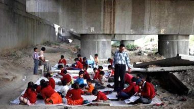 राजेश कुमार शर्मा Inspiration Story:  बच्चों को शिक्षित करने के लिए मेट्रो पुल के नीचे ये शख्स चला रहा है विद्या का मंदिर