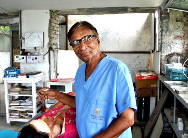 डॉ. योगी ऐरन Inspirational Story:  83 साल के ये बुजुर्ग सर्जन लोगों की करते हैं निःशुल्क प्लास्टिक सर्जरी, इनके सेवाभाव को देख सरकार ने किया पद्मश्री अवार्ड से सम्मानित